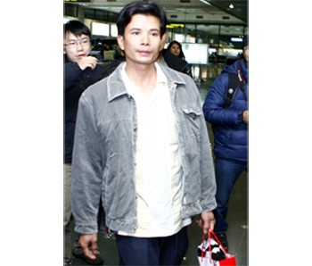 Dau Ngoc Hung, the sole survivor so far from the sunken Vinalines Queen Ship, arrives at Noi Bai International Airport in Hanoi on Wednesday (Photo: SGGP) Dau Ngoc Hung, the sole survivor so far from the sunken Vinalines Queen Ship, arrives at Noi Bai International Airport in Hanoi on Wednesday (Photo: SGGP)